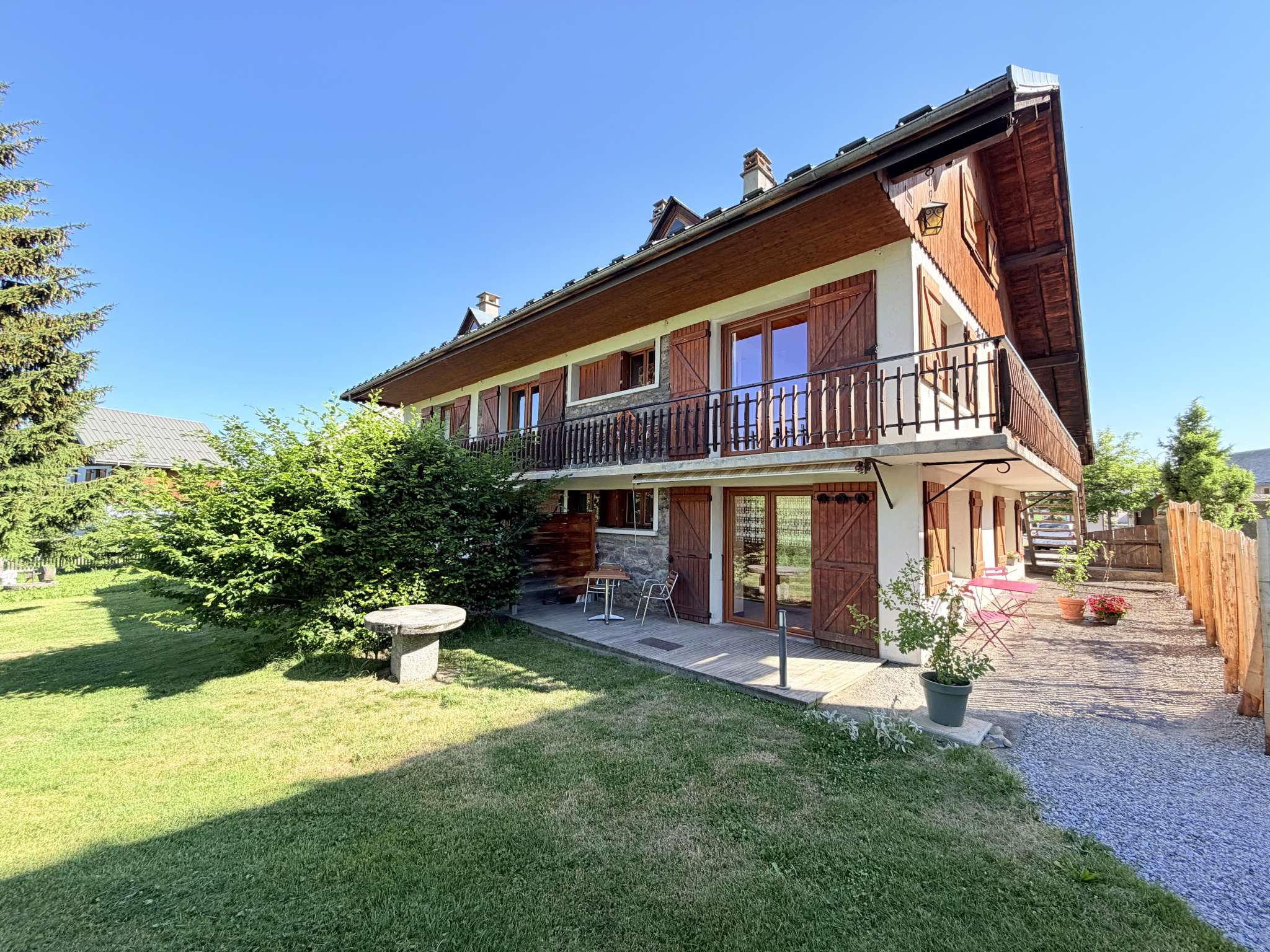 (73) ALBIEZ-MONTROND - Ensemble immobilier 3 logements et murs commerciaux - Hyper-centre du village - Jardins #1