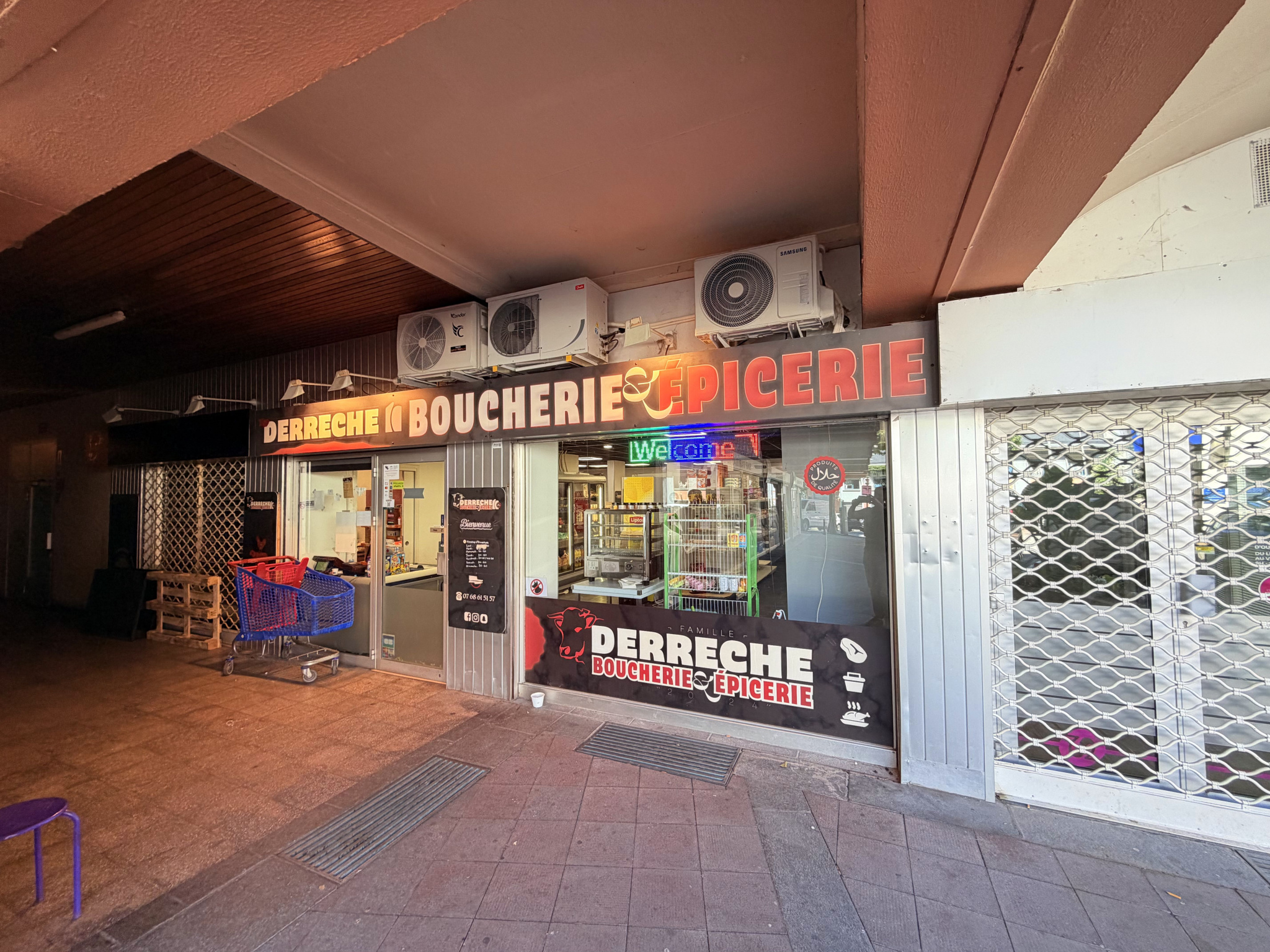 À VENDRE SAINT-JEAN-DE-MAURIENNE CENTRE-VILLE MURS COMMERCIAUX LOUÉS 160 m2 INVESTISSEMENT LOCATIF RENTABILITÉ #1