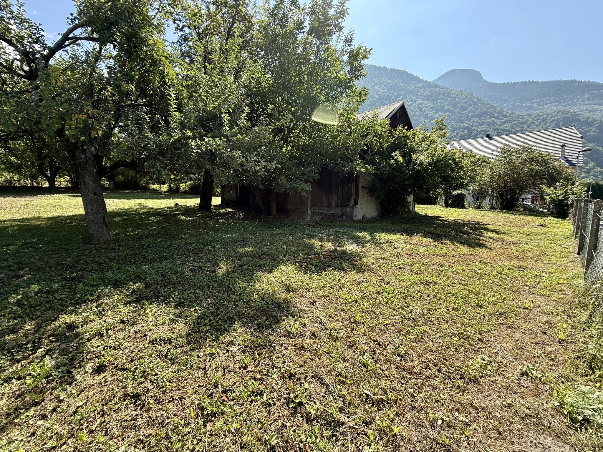 (73) Saint Avre - Terrain constructible et viabilisé - 1147m2 + 408m2 de jardin #4