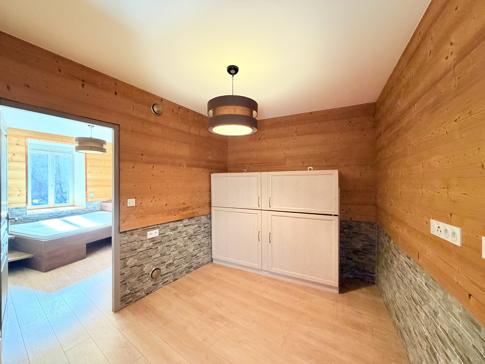 (73) Saint-Julien-Mont-Denis - Centre Village - Rare Appartement T2 bis - Grande chambre - Spacieuse terrasse #4