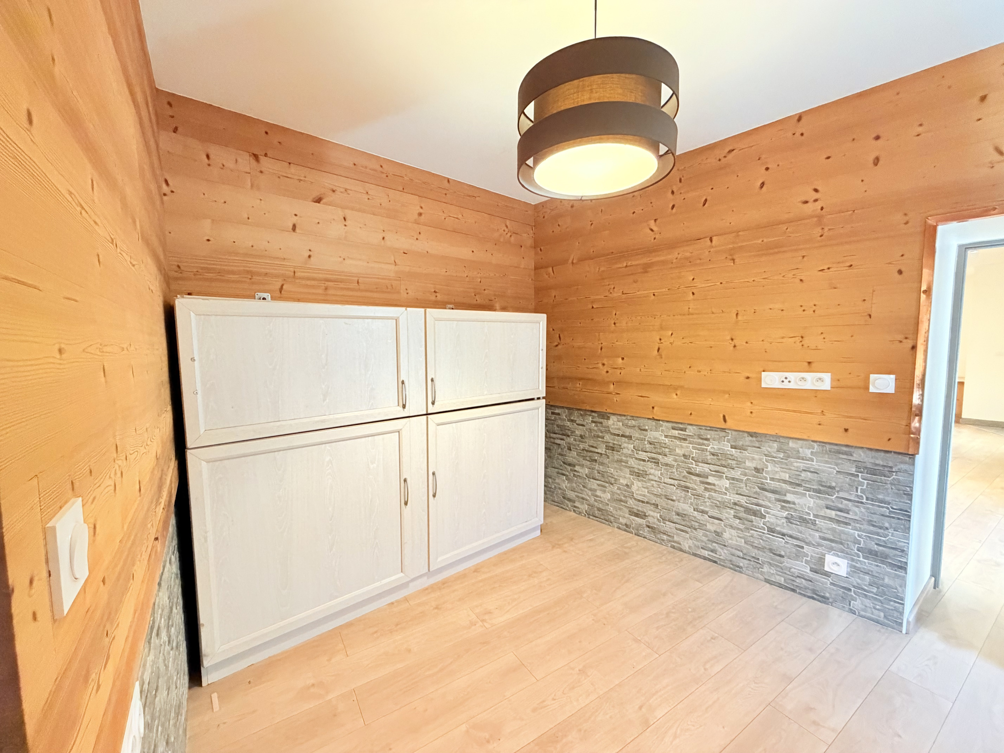 (73) Saint-Julien-Mont-Denis - Centre Village - Rare Appartement T2 bis - Grande chambre - Spacieuse terrasse #13