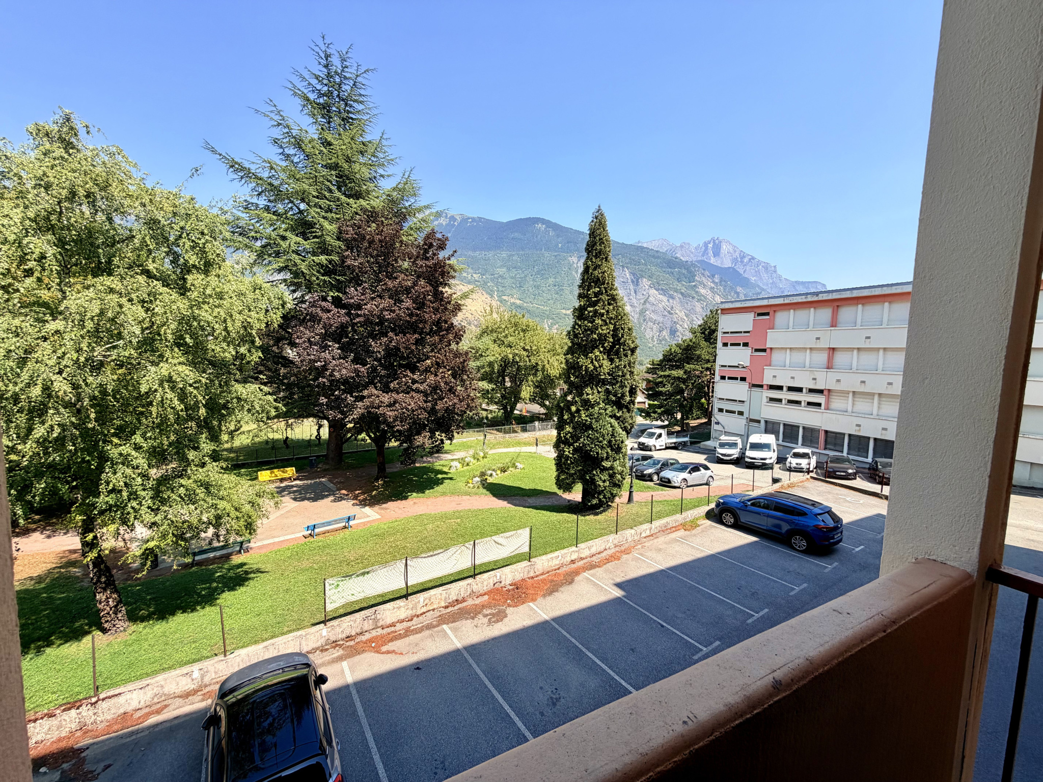 (73) Saint-Jean-de-Maurienne - Appartement T3 entièrement rénové - 2 chambres - 2 balcons - Garage - Cave - As #9