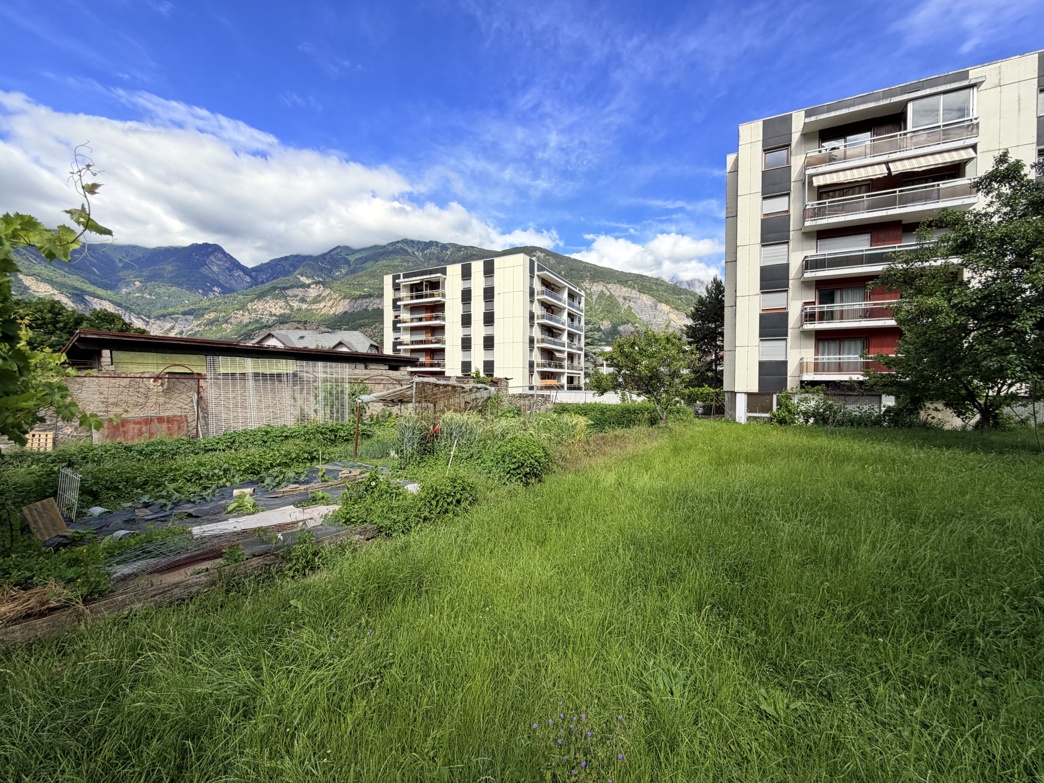 À VENDRE   EXCLUSIVITÉ  (73) SAINT-JEAN-DE-MAURIENNE   TERRAIN CONSTRUCTIBLE 1 425 m2   EMPLACEMENT RARE EN CE #8