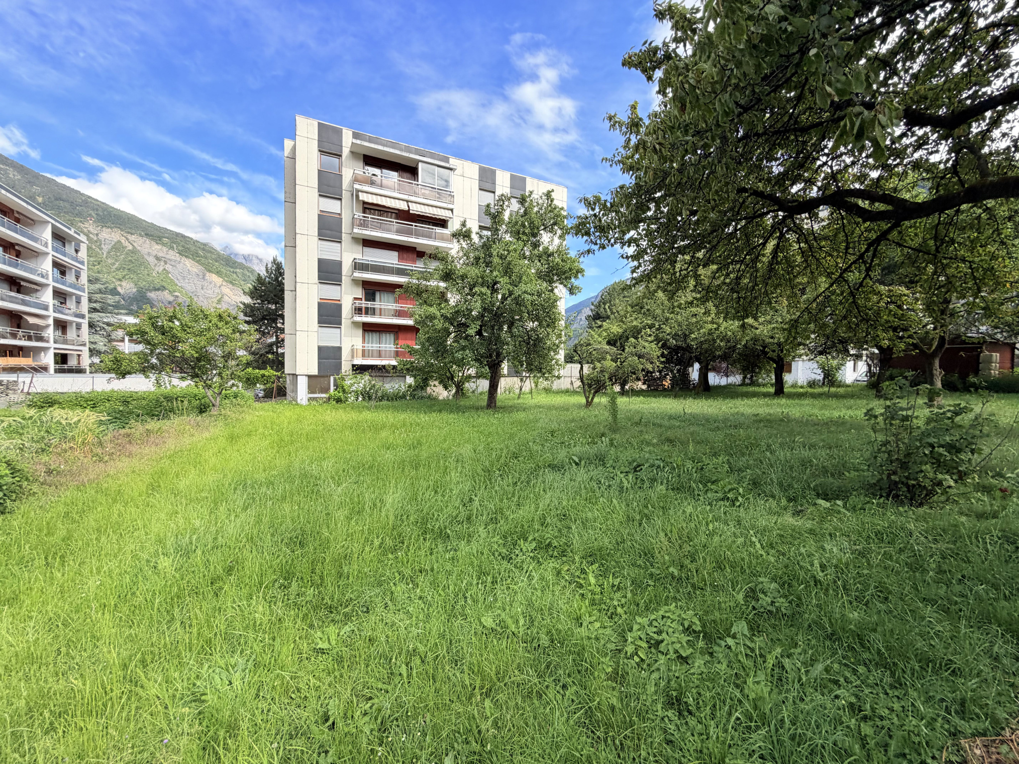 À VENDRE   EXCLUSIVITÉ  (73) SAINT-JEAN-DE-MAURIENNE   TERRAIN CONSTRUCTIBLE 1 425 m2   EMPLACEMENT RARE EN CE #7